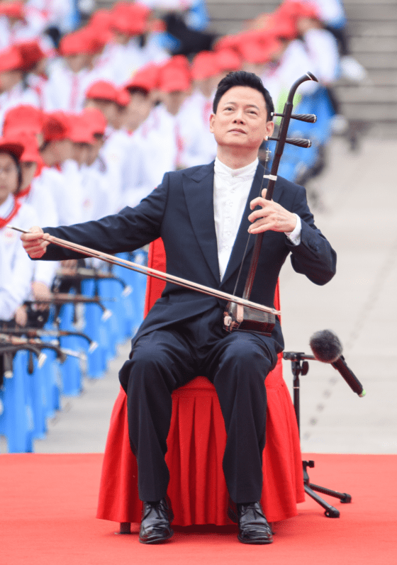 震撼!江阴千名学生在海澜飞马水城演奏二胡,传承中华文化瑰宝