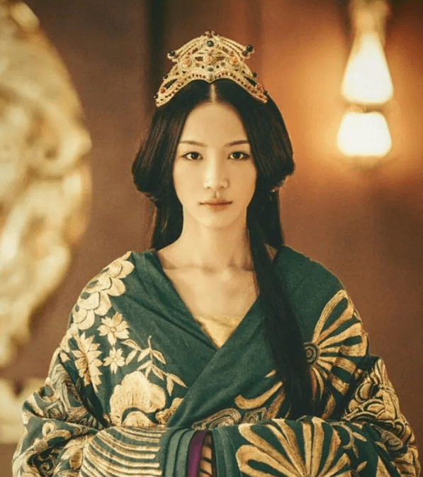 跟她清冷魅惑的气质非常吻合,之前在《皓镧传》中,张楠的"琼华公主"