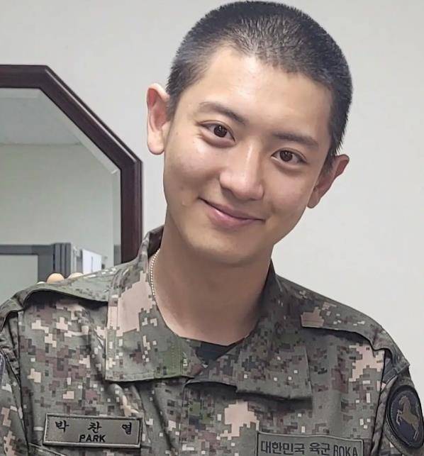 曝朴灿烈入伍高清照:痘痘变多皮肤暗沉,五官没变化却遮不住疲惫_网友