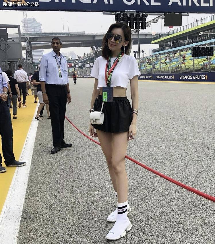 陈若仪真是个时髦精白色背心配背带裤青春靓丽少女感爆棚