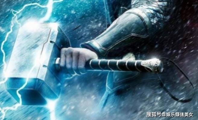 原创《雷神》上映已经十年，晒两位男神合照，雷神之锤有多重呢？