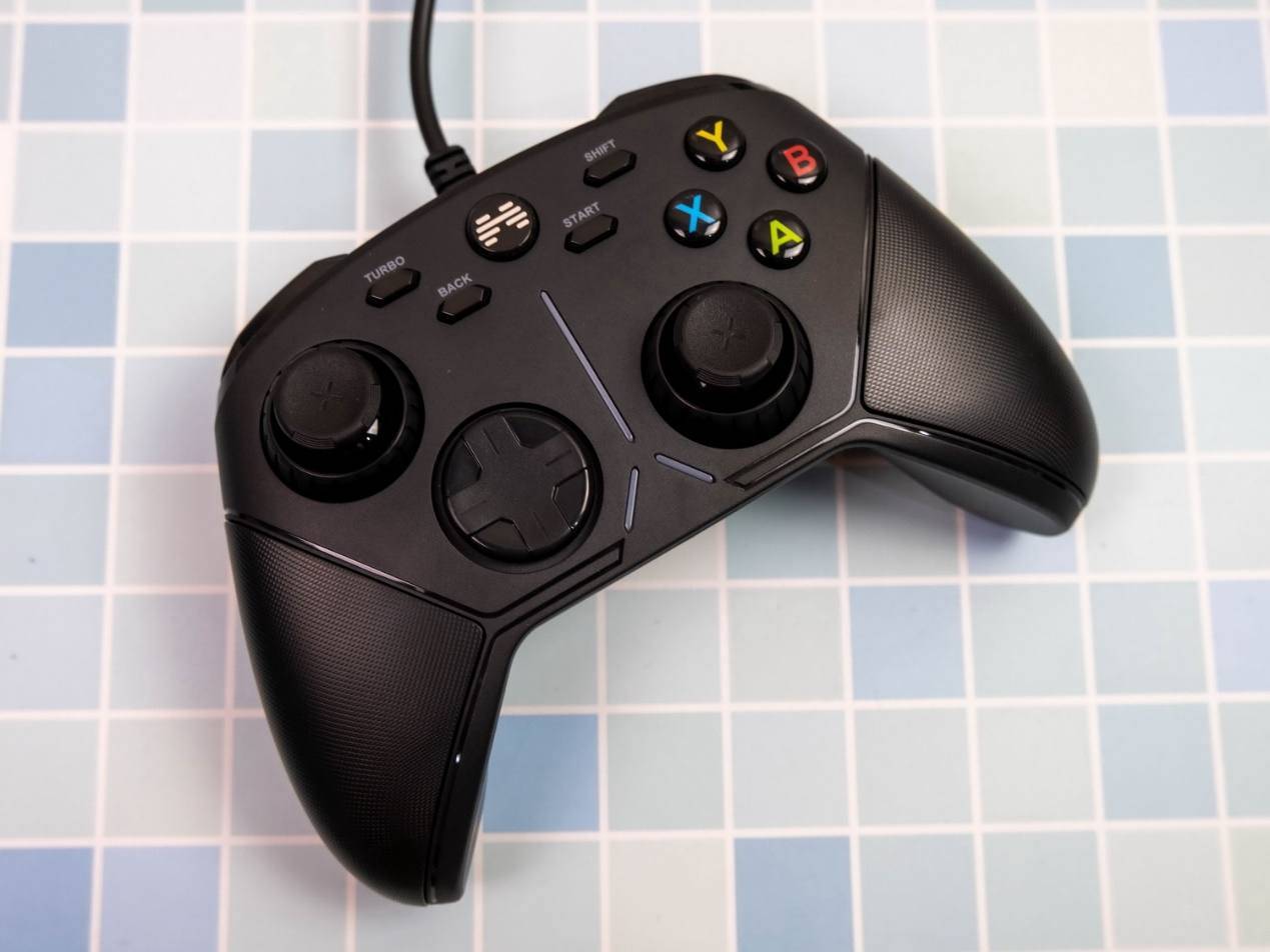 手柄的外形符合人体工学设计,持握非常舒适,中间上方是北通的logo键