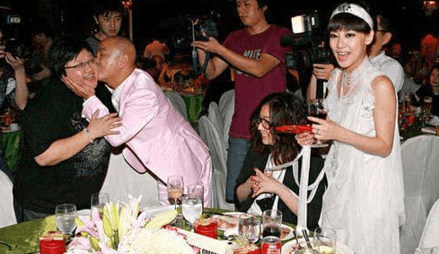 许志安与韩红当街热吻被拍,持续了10多秒,许志安还不忘用袖子擦嘴