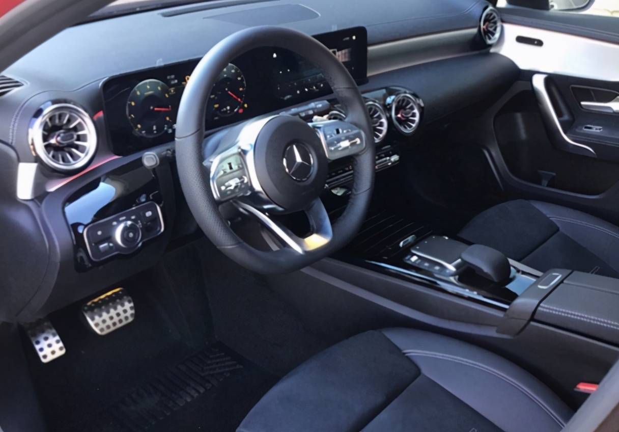 13t引擎双连屏奔驰a级旅行车进店实拍售价或与奥迪a3看齐