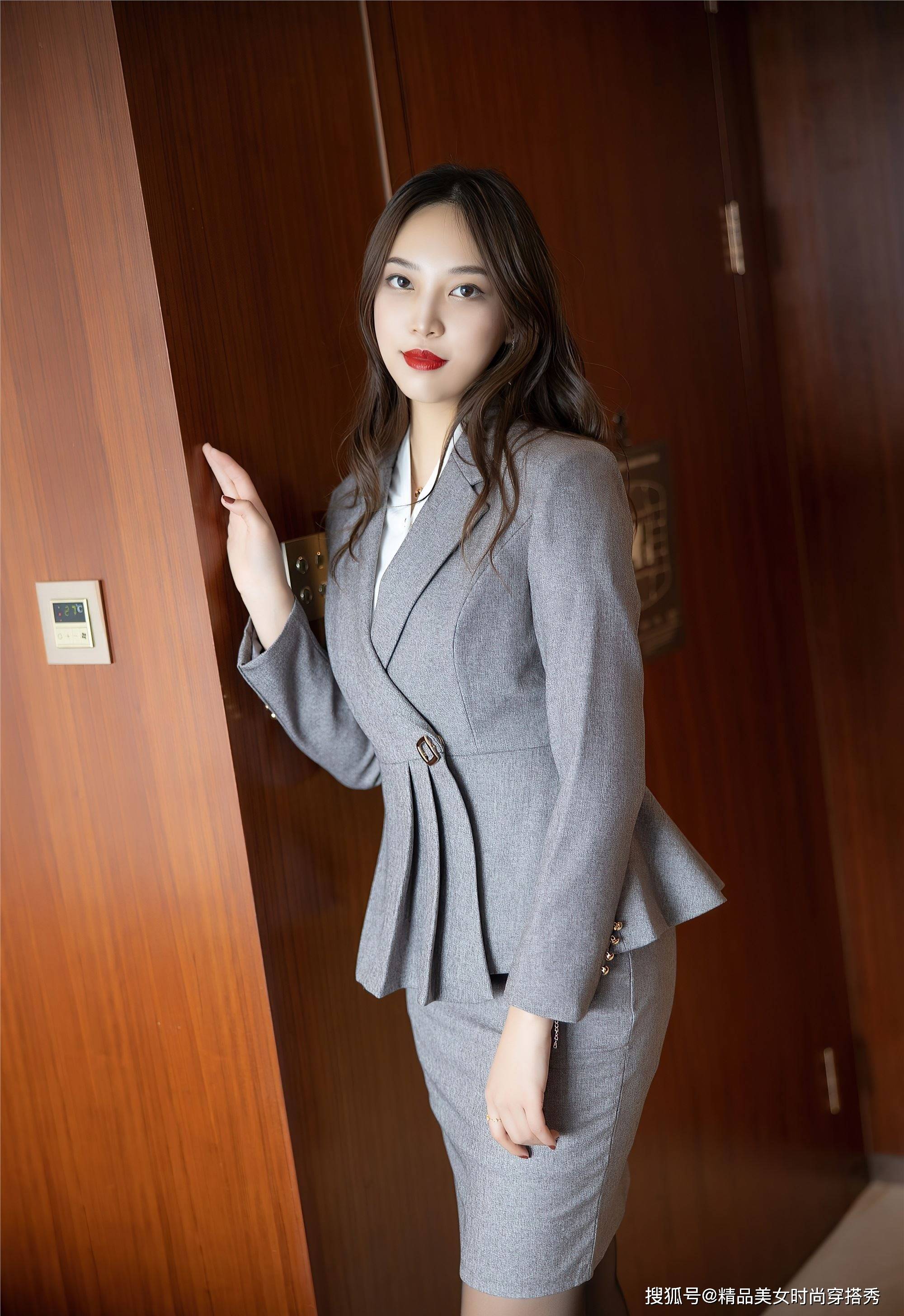 职场小姐姐一套职业套装裙呈现出女性的职业感时尚又大方