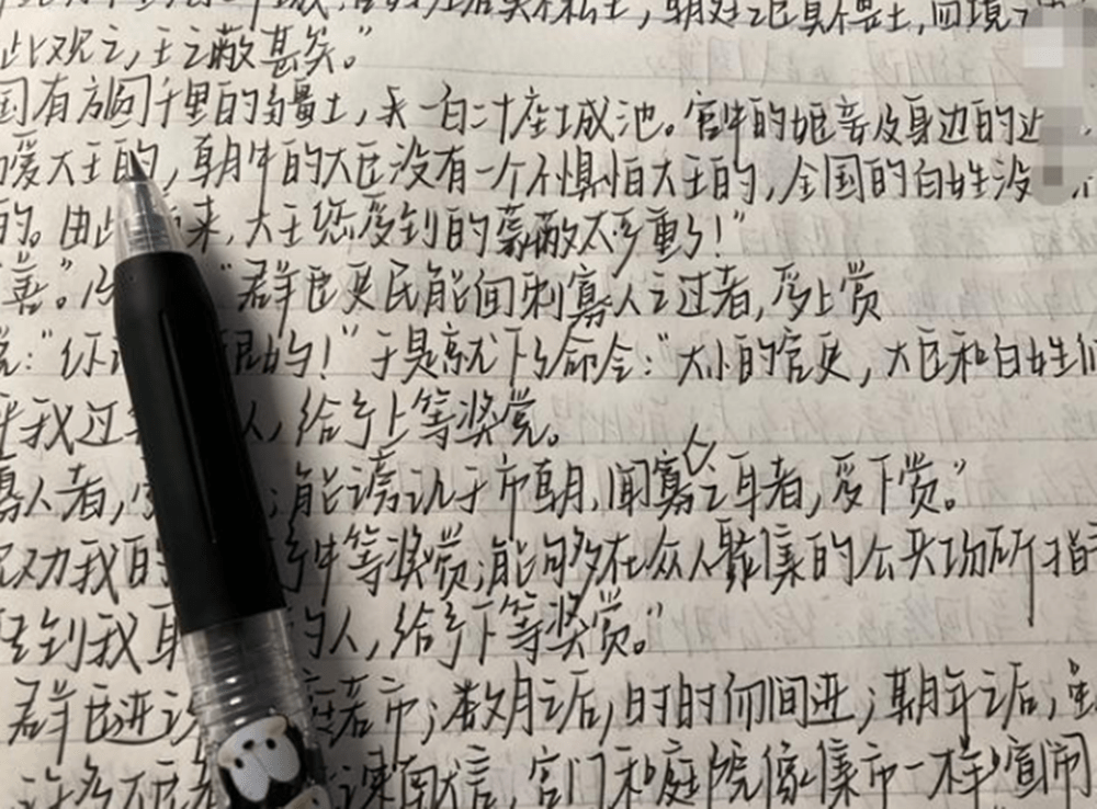 大学生司藤体走红网络写字带拐歪老师学医的都不这么写