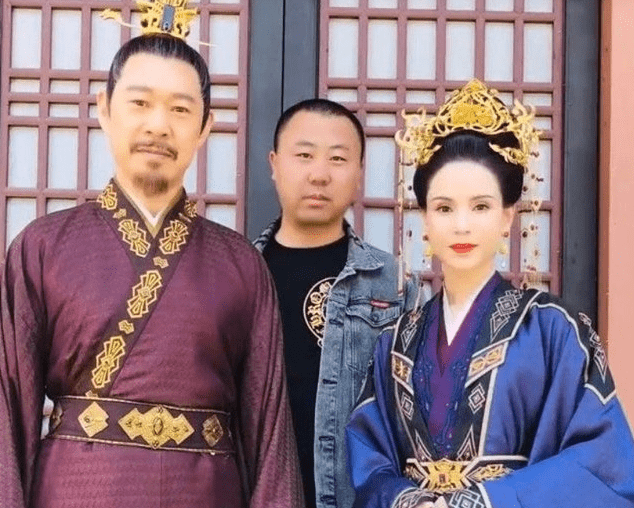 张丰毅与李若彤晒健身合照,皮肤色差明显