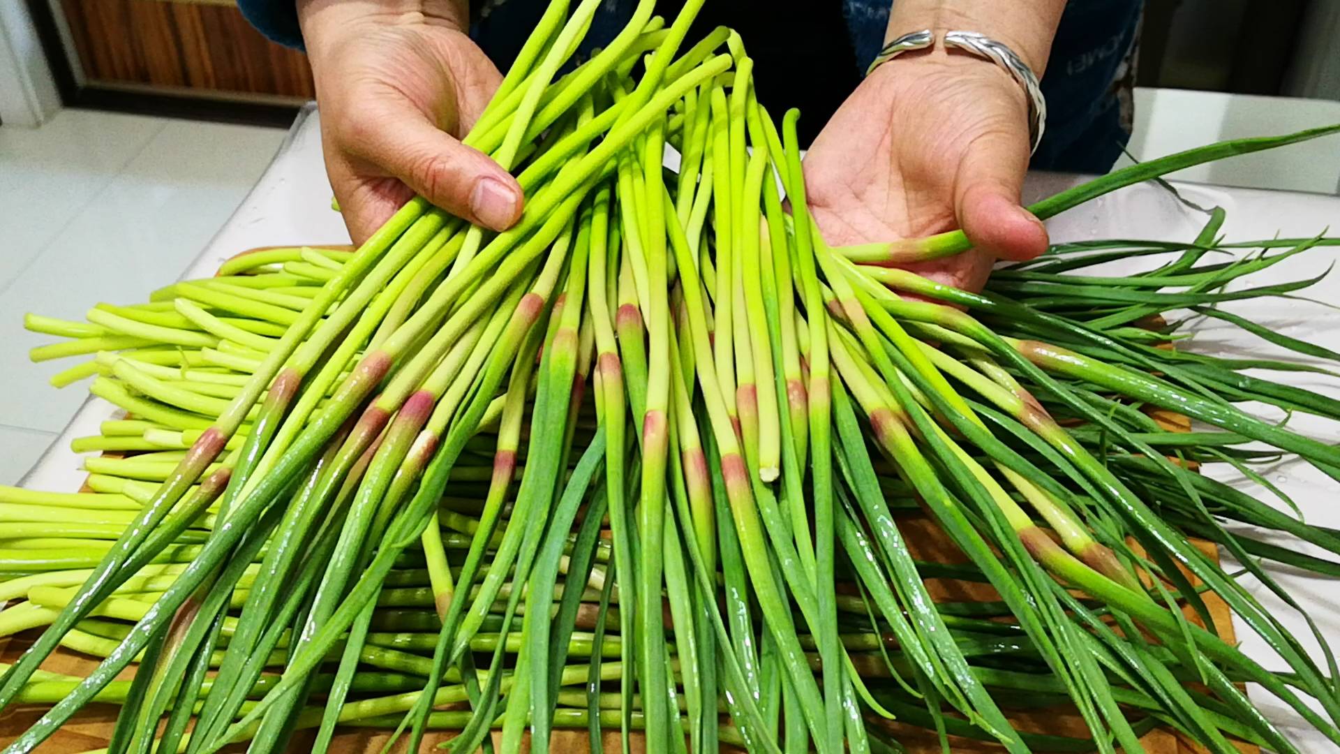 原创蒜苔尾巴锅里蒸一蒸作用拿钱买不到奶奶偷教妙招真管用