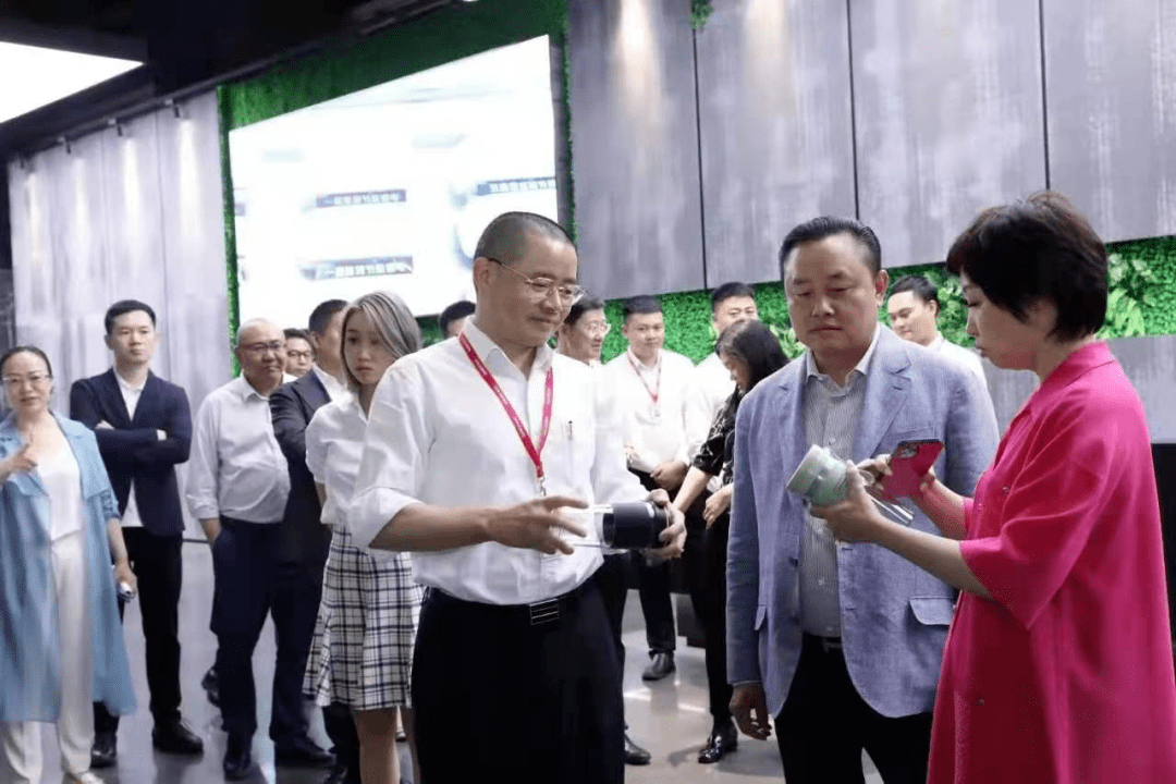 黄光裕跨越千里登门3天拜会两大家电企业意欲何为