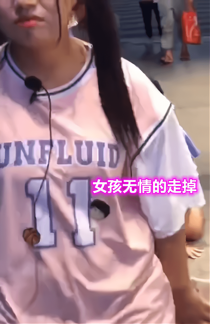 原创天津男子为挽回女友当街怒扇自己巴掌女孩头也不回地走掉了