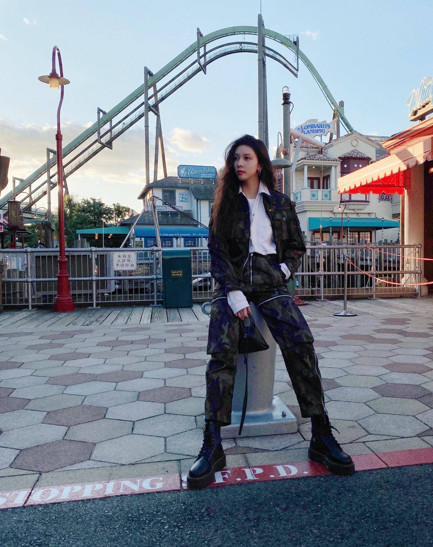 宋妍霏是多爱这双马丁靴一连n次穿它走机场想不注意都难