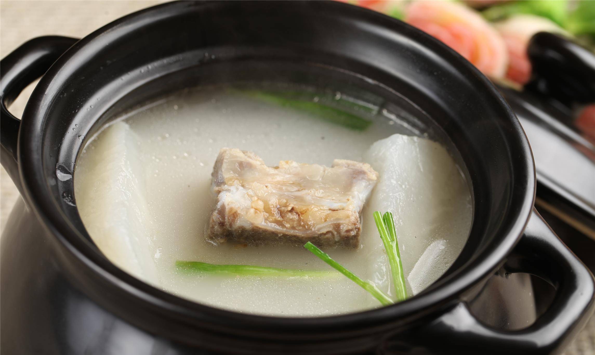 酸急剧增高。所以不想痛风找上你的话，排骨汤最好也要管住自己的嘴巴。