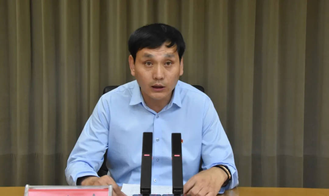 张文元县委宣传部常务副部长,文明办主任 张瑞芳县委书记王廷洪分别向