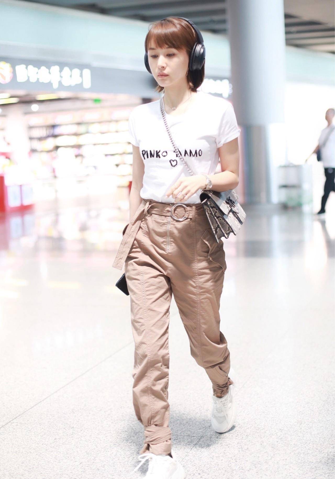 原创真不愧是王子文,穿白t恤配工装裤脚底生风,小个子演绎大气场!