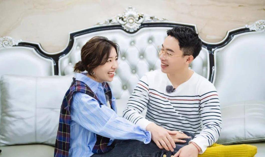 成为人们茶余饭后的谈资,而两位体操夫妻邹凯和周捷也在该节目中现身