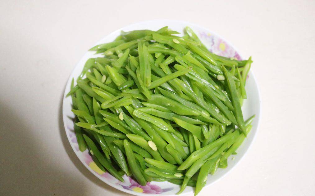 立春之时,吃这绿色菜正合适!大火快炒,清爽多汁特别好吃_芸豆
