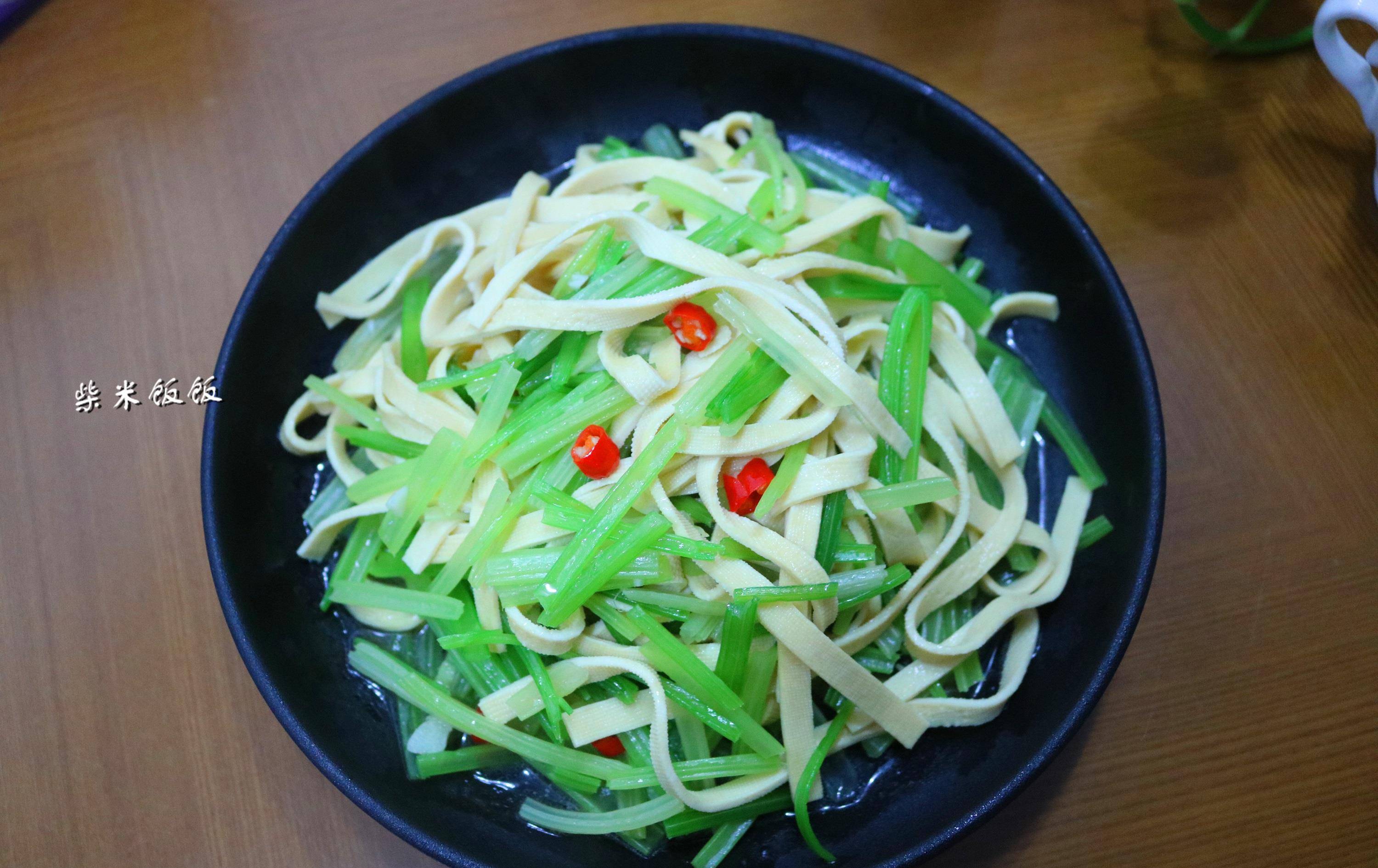芹菜炒肉丝怎么炒步骤 181bdc30ce5b4a4f9ec125b91e00eed6.jpeg