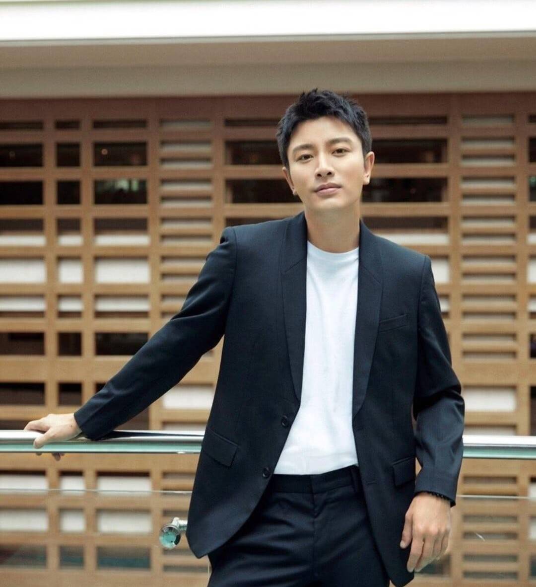 原创37岁贾乃亮疑深夜看诊背影虚弱惹担忧曾因身体不适被批架子大