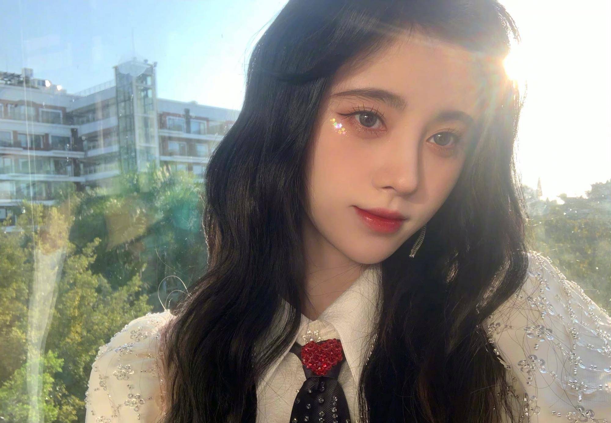 美商又进一步的鞠婧祎,这下侧脸也不虐了?半永久妆容美得好无聊