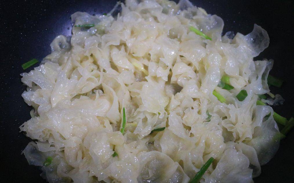 银耳怎么泡发好用凉水还是用温水 66bc4212ceea438880825938db554b8f.jpeg