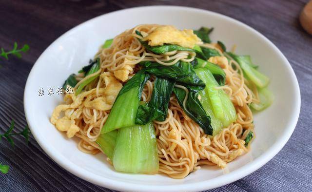 炒面的做法特别多,分享一款特别简单快手的鸡蛋青菜炒面,适合忙碌的