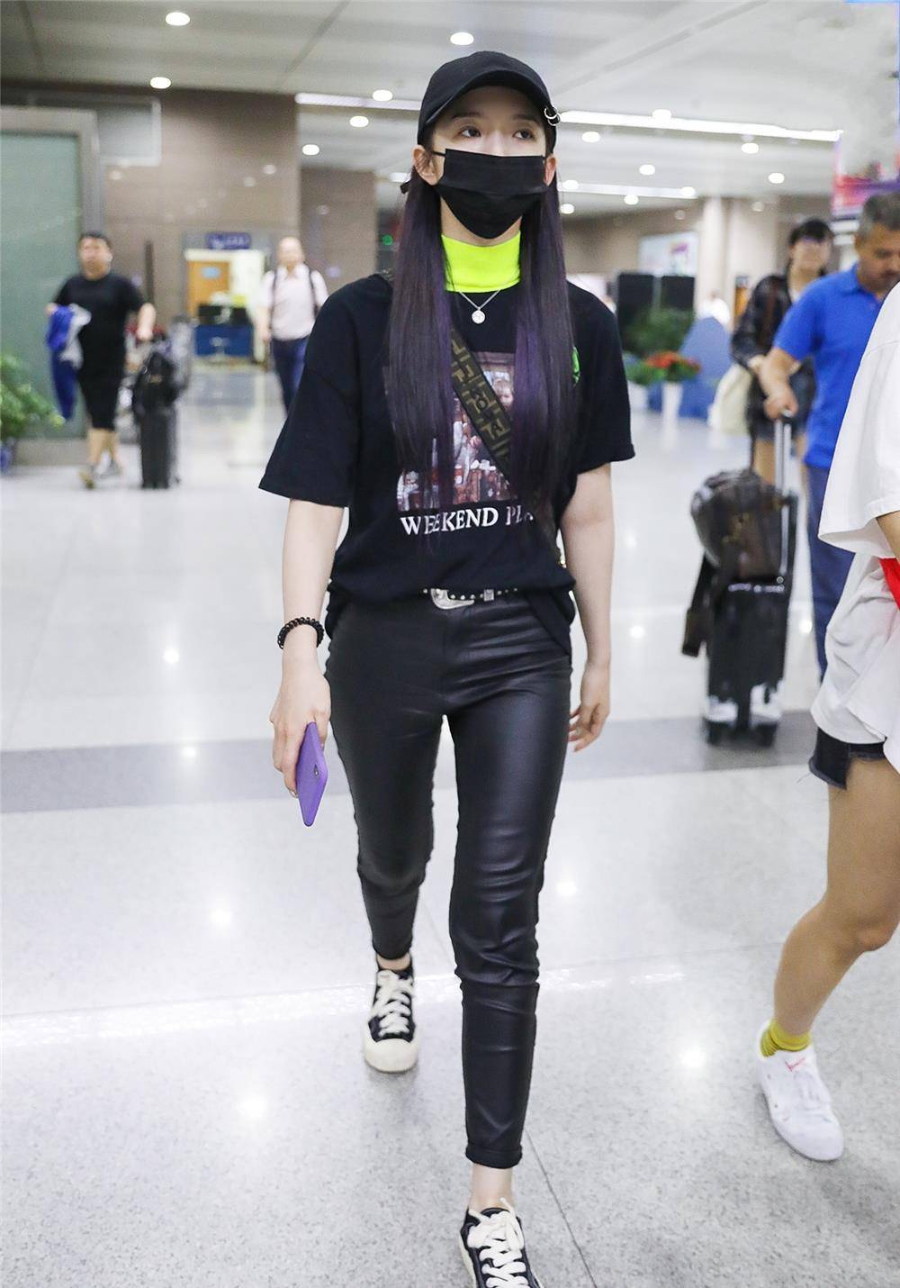 爱游戏平台孟美岐帅炸了穿高领T恤配皮裤化身酷girl这个“大哥”有点撩(图5)