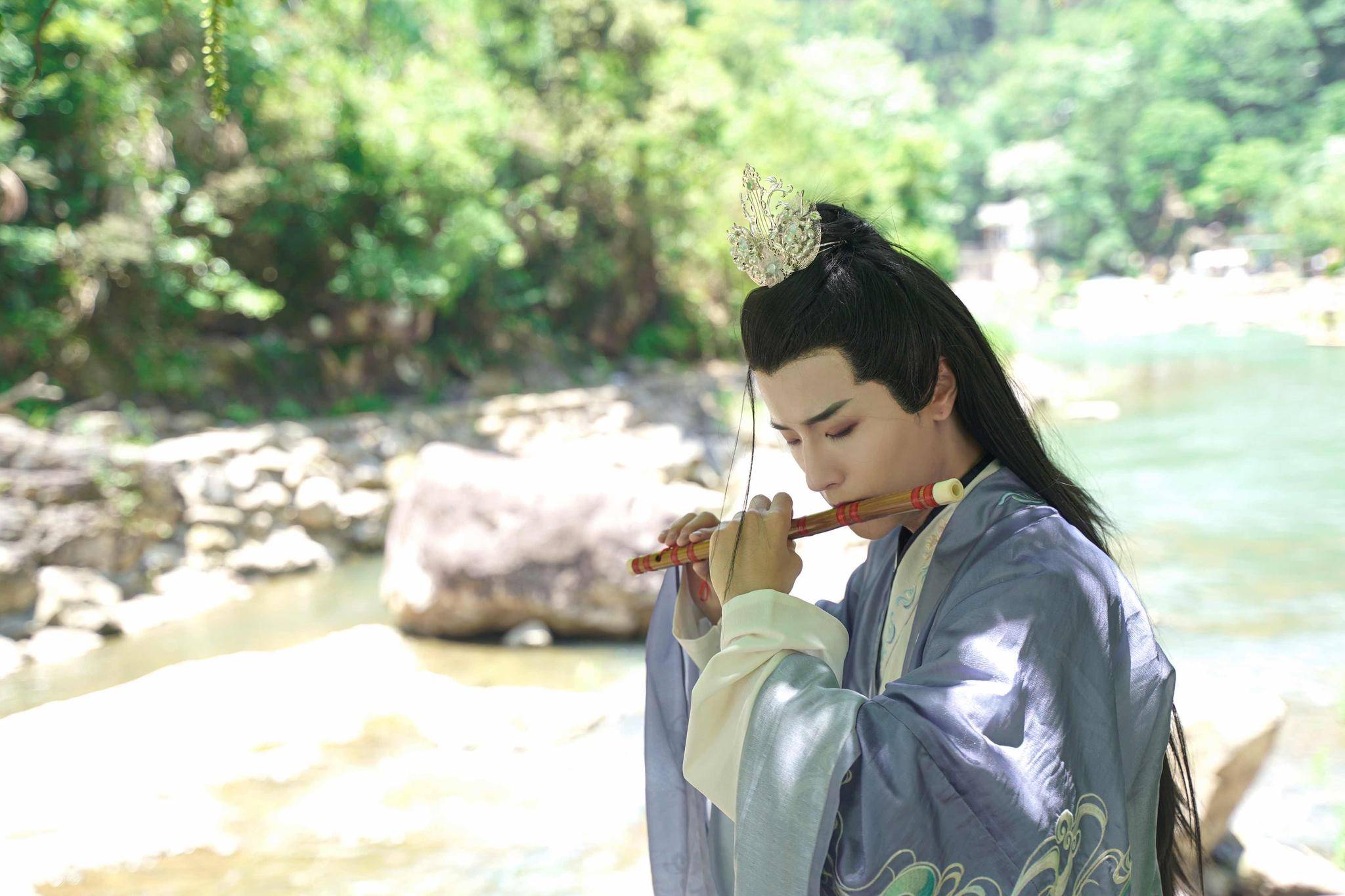 伍中元古装亮相亮桐花节呤诗诵词带观众穿越千年