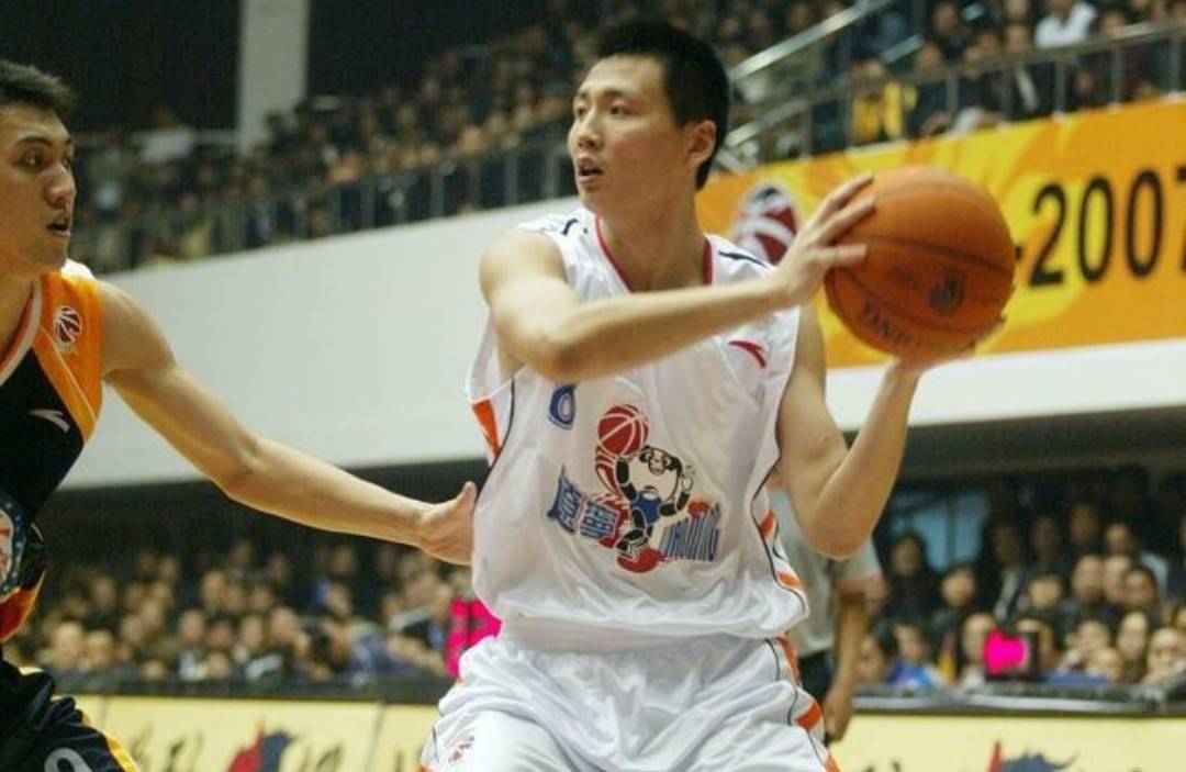 给出的原因是想陪伴家人,确实卢伟职业生涯一直在漂泊,效力过辽宁