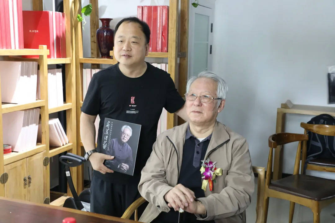 贾宝珉先生与雄县教育局局长刘振岭