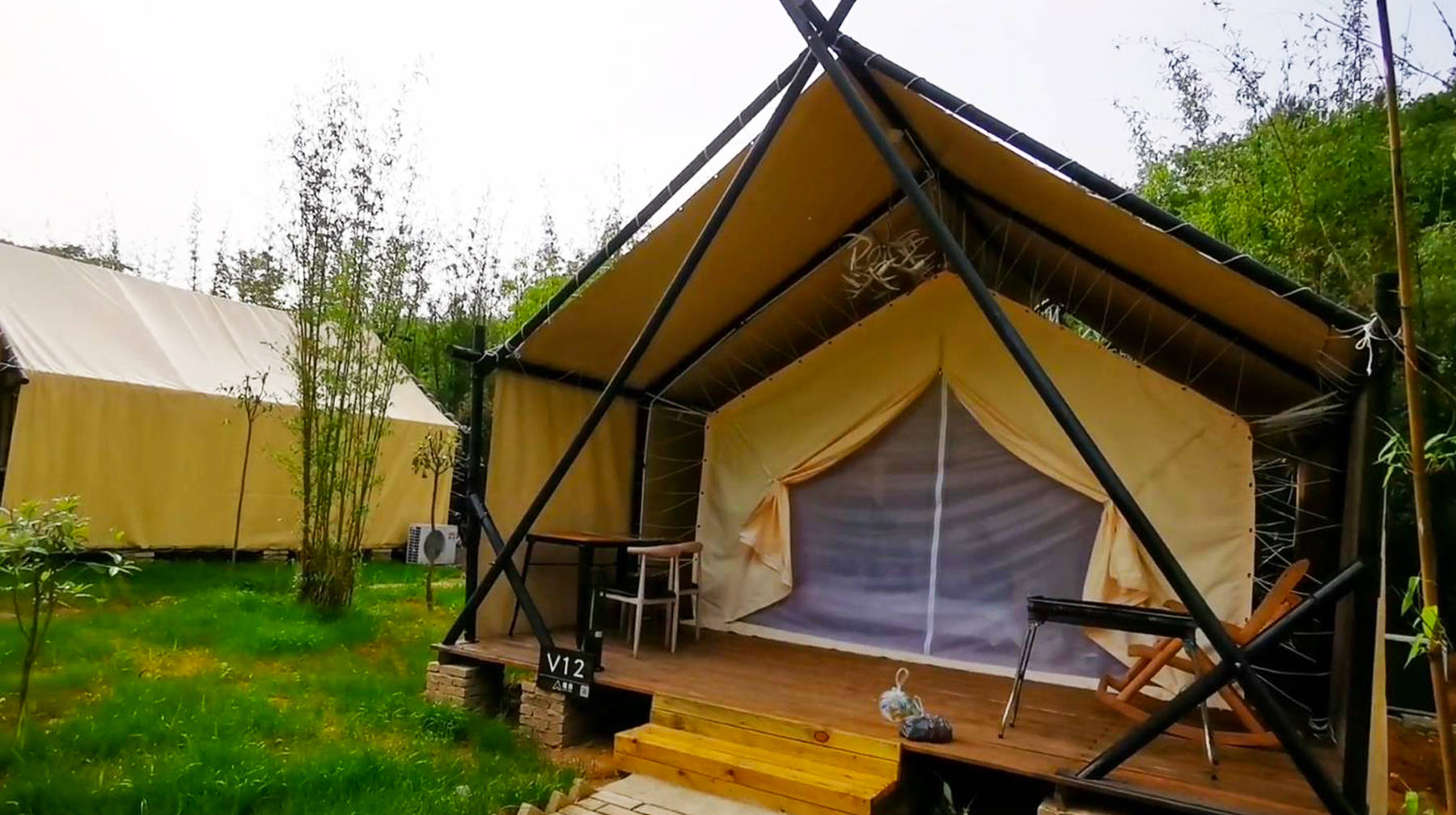 原创五月游武汉郊区姚家山树林溪谷间遍布帐篷原生态的露营佳地