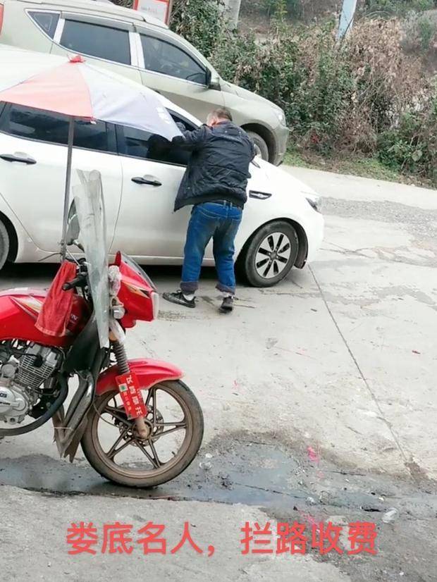 原创湖南一男子常年在娄底地区拦车要钱当地人看见这人就怕