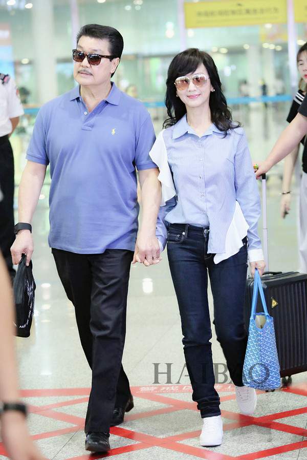 加上赵雅芝与前夫黄汉伟所生的两个儿子,大儿子黄光宏在香港一家报社