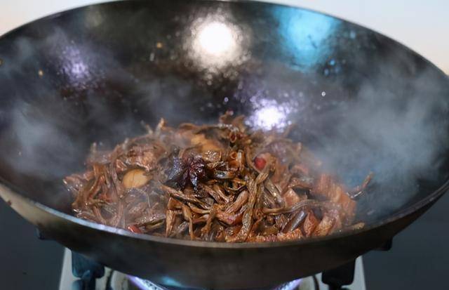 食材|干豆角怎么吃？教你炖肉贴秋膘，豆角吸满了汤汁，混着米饭太香了