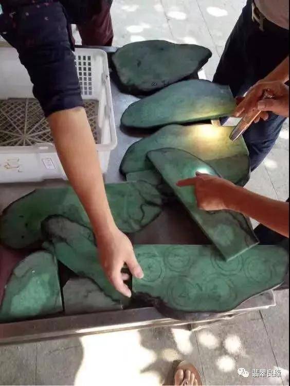 翡翠原石是怎样打磨加工成翡翠成品的