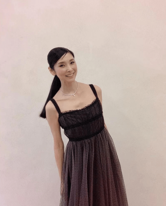 原创61岁黑木瞳仍美得让人心动果冻肌饱满娇嫩眼角皱纹也盖不住美