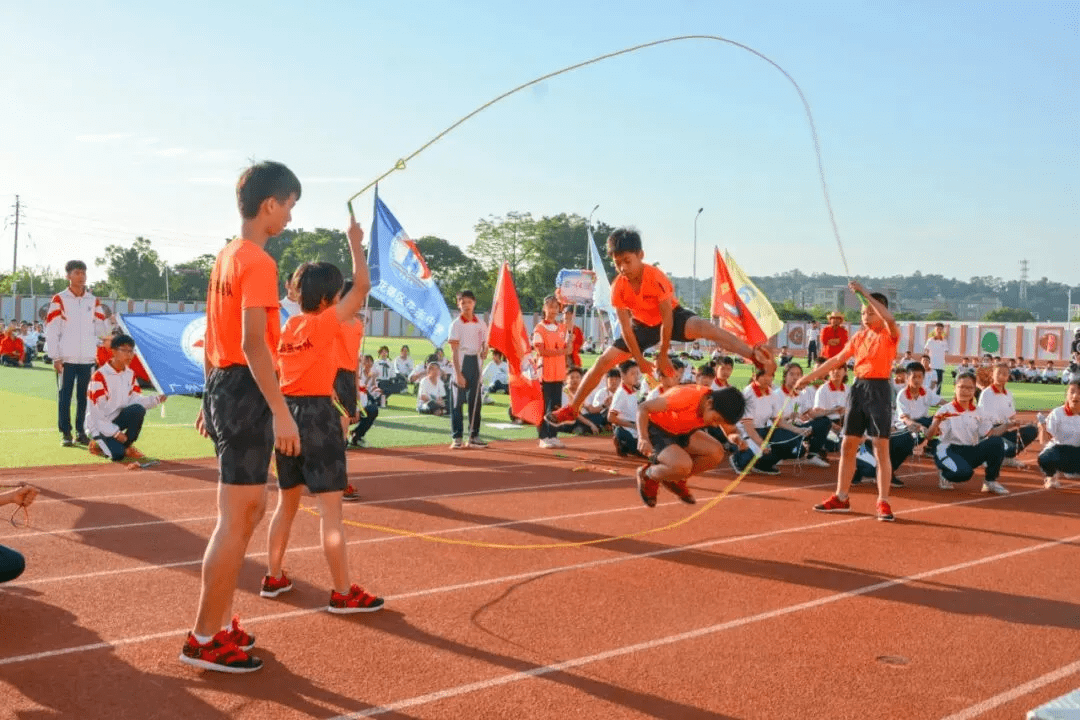 狮岭镇育华小学(原御华园小学)位于广州市花都区狮岭镇狮岭大道东1号