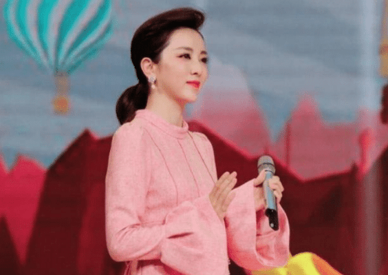 她曾因春晚忘词被嘲笑,最红时生孩子称不后悔