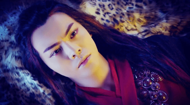 说起丁隐,本性纯良的他被爱人所负,最终坠入魔道成为血魔,纵使不被世