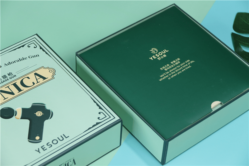 采用了一个浅绿色的包装盒,上面除了野小兽的logo外,还有着这款筋膜枪