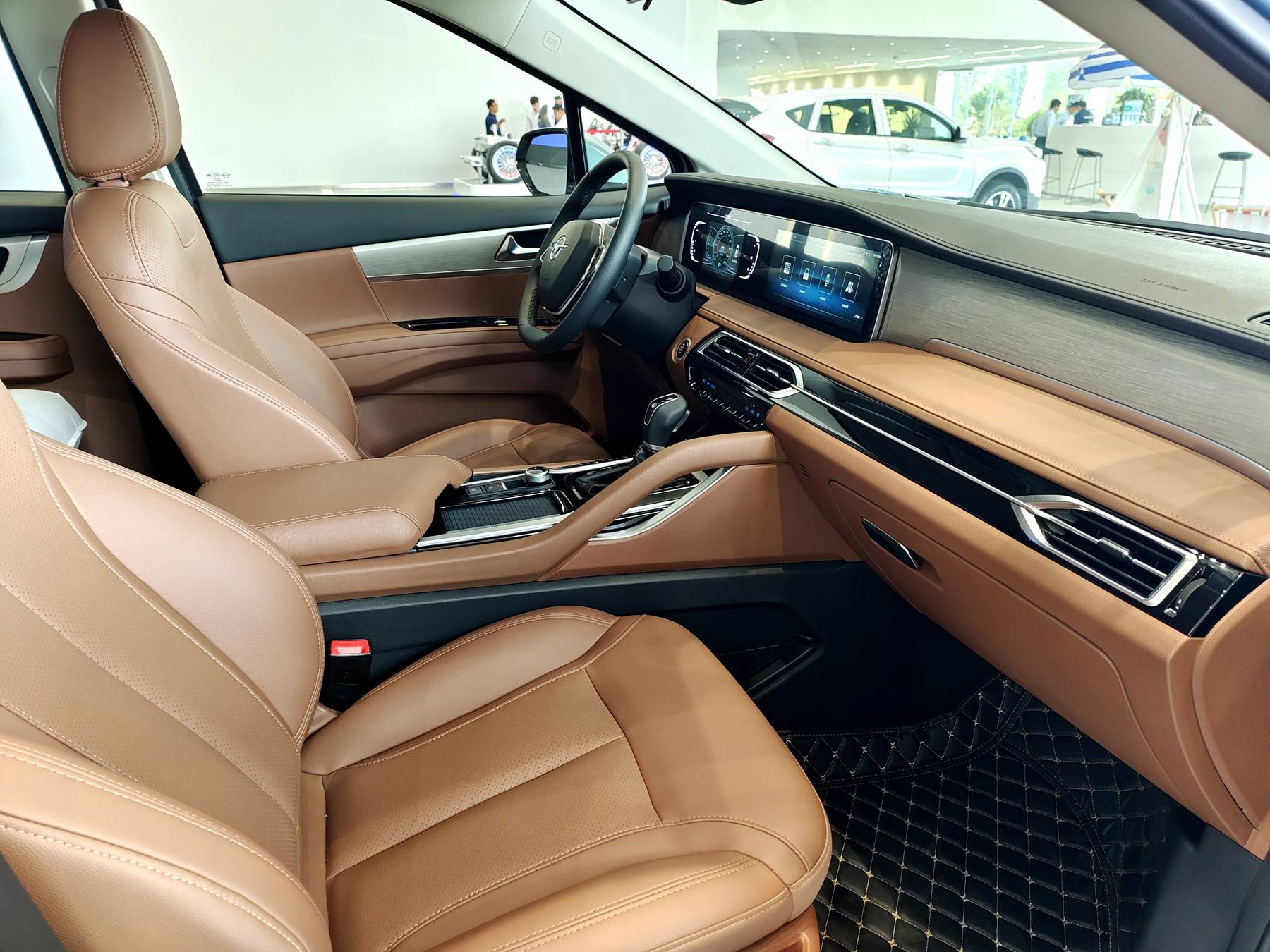 造型浮夸海马7x实拍内饰氛围出色全系6at变速箱