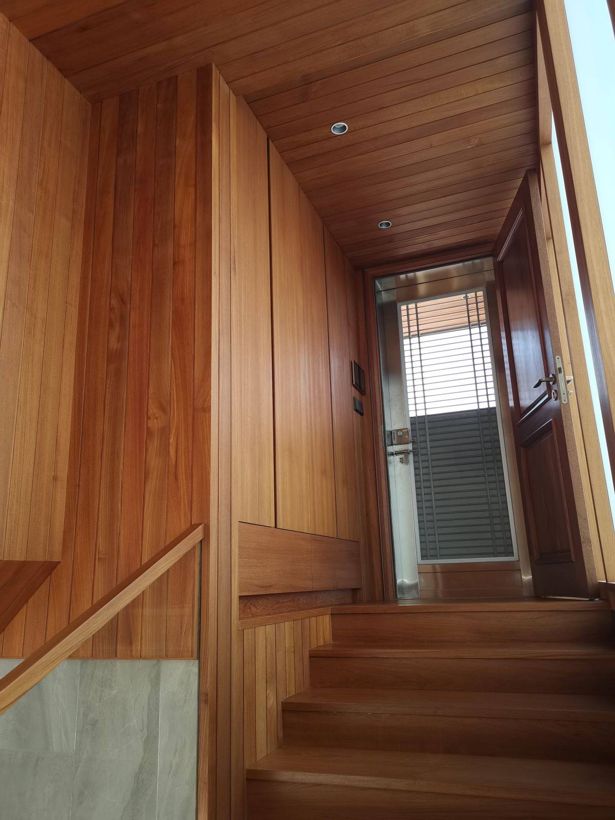 柚木的惊艳时刻——超亮眼的柚木楼梯设计