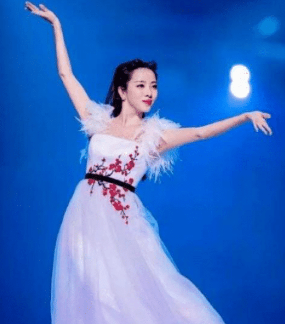 她曾因春晚忘词被嘲笑,最红时生孩子称不后悔