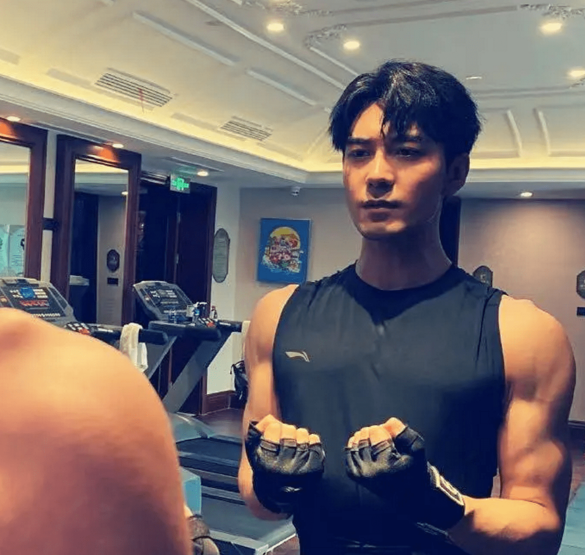 张哲瀚就是因为热衷举铁,连带着肩膀斜方肌