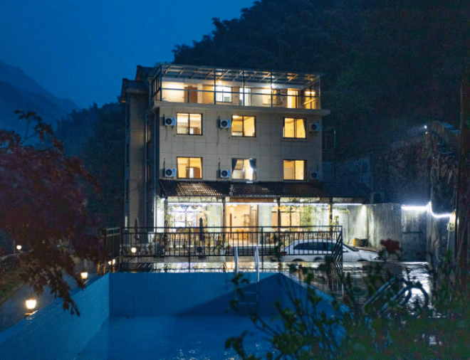 浙江湖州安吉浙北大峡谷岭上岭民宿坐落在山林中别具特色