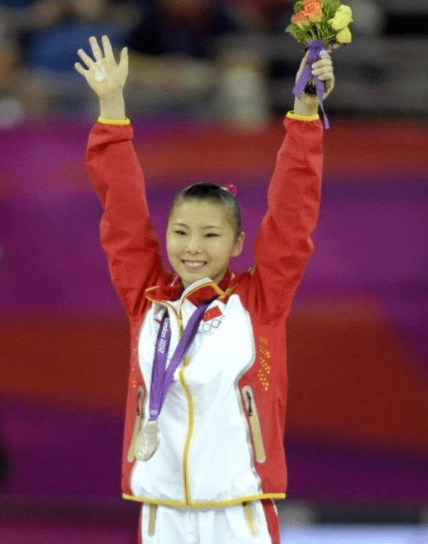 原创体操公主何可欣退役后二次发育成女神至今单身无人追