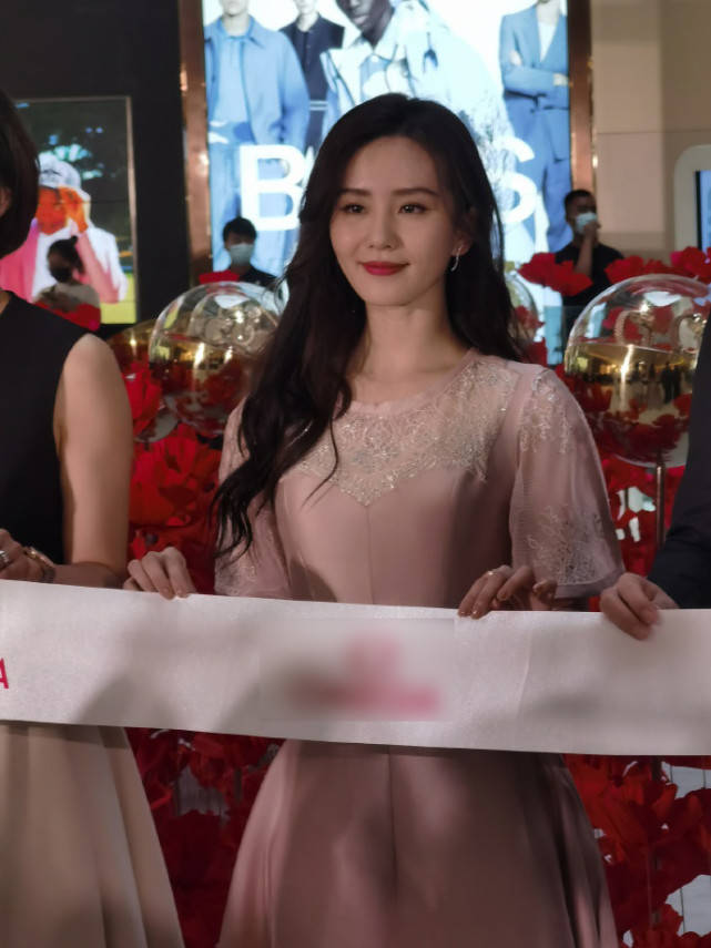 刘诗诗穿粉色长裙现身活动生图曝光似仙女整个商场围满粉丝人气超火