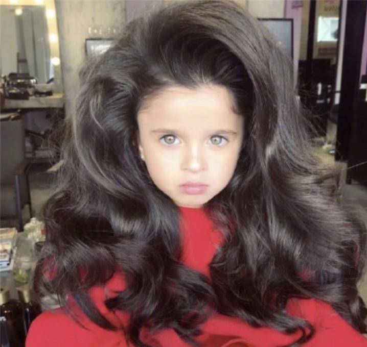 原创外国小女孩意外走红只因头发太浓密这发量着实让人羡慕