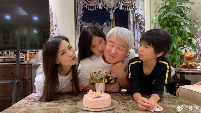 张庭晒照为老公林瑞阳庆生 一家四口其乐融融