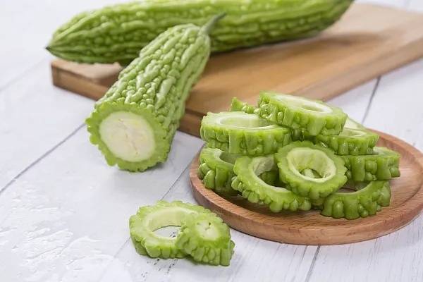 西瓜:解暑解渴西瓜别名夏瓜,寒瓜,水瓜,由此可见西瓜的三个特点:生在