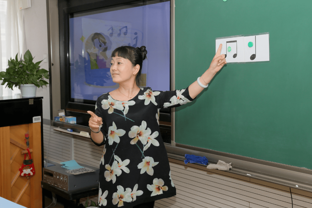 《表里的生物》,一年级五班宋洁老师的音乐课《两只小象》